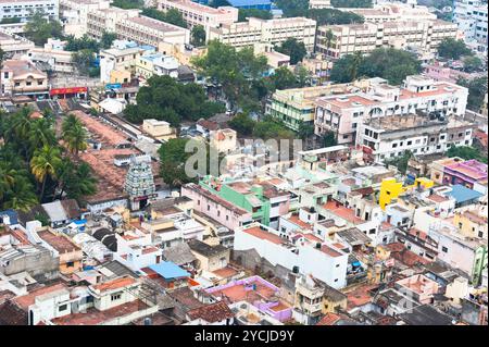 Thanjavur (Trichy) Stadt. Stadtbild von überfüllten indische Stadt mit leuchtend bunten Häusern. Süd-Indien, Tamil Nadu Stockfoto