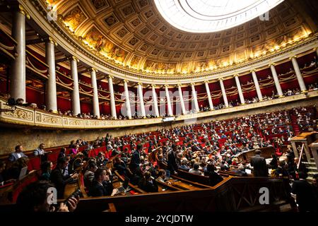 Paris, Frankreich. Oktober 2024. Allgemeine Ansicht in der Nationalversammlung während der Sitzung der Anfragen an die Regierung in Paris. Eine wöchentliche Sitzung der Befragung der französischen Regierung findet in der Nationalversammlung im Palais Bourbon statt. (Foto: Telmo Pinto/SOPA Images/SIPA USA) Credit: SIPA USA/Alamy Live News Stockfoto