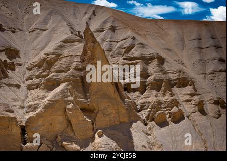 Himalaya-Gebirgslandschaft. Gestein- und Sandformation bei Pang. Indien, Ladakh, Sarchu Plain, Blick auf die Autobahn Manali-Leh, Höhe 43 Stockfoto