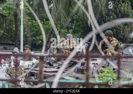 Dhaka, Bangladesch. Oktober 2024. Soldaten der Streitkräfte Bangladeschs stehen während der Demonstration vor dem Haus des Präsidenten (Bangabhaban) alarmiert. Mitglieder der Strafverfolgungsbehörden sind in Alarmbereitschaft vor Bangabhaban. Der Haupteingang des Hauses des Präsidenten (Bangabhaban), wo Demonstranten vor ihm eine Demonstration veranstalten, in der sie den Rücktritt von Präsident Mohammed Shahabuddin fordern, nachdem er über den Rücktritt des ehemaligen Premierministers Scheich Hasina in Dhaka, Bangladesch, gesprochen hatte. (Foto: Sazzad Hossain/SOPA Images/SIPA USA) Credit: SIPA USA/Alamy Live News Stockfoto