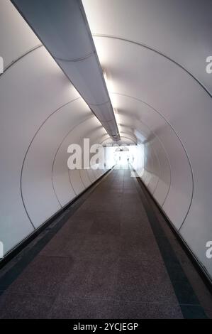 Moderne Fußgängertunnel mit Menschen-Silhouetten Stockfoto