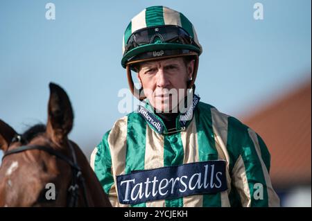 Newmarket, Großbritannien. Oktober 2024. Jim Crowley ist auf dem Weg aus dem Paradering vor den eingeschränkten Einsätzen der Prestige Vehicles Fillies. Der Two-Year-Old Day ist ein Pferderenntreffen, das auf den Newmarket Racecourses stattfindet, bei dem sechs der sieben Wettbewerbe ausschließlich für Pferde in der ersten Rennsaison stattfinden. Quelle: David Tramontan / Alamy Live News Stockfoto