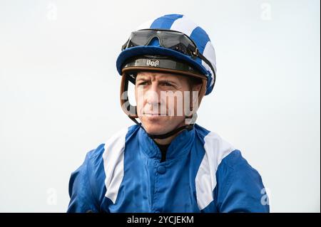 Newmarket, Großbritannien. Oktober 2024. Jim Crowley, der Mudbir vor dem Rennen aus dem Paradering rausfährt. Der Two-Year-Old Day ist ein Pferderenntreffen, das auf den Newmarket Racecourses stattfindet, bei dem sechs der sieben Wettbewerbe ausschließlich für Pferde in der ersten Rennsaison stattfinden. Quelle: David Tramontan / Alamy Live News Stockfoto