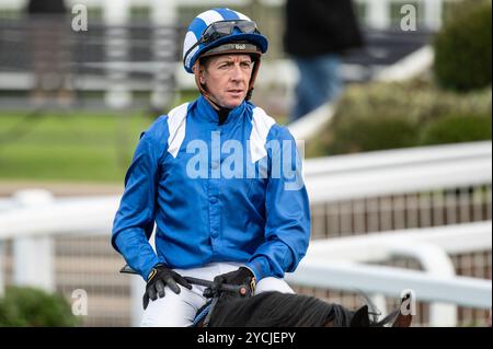 Newmarket, Großbritannien. Oktober 2024. Jim Crowley Riding Mudbir tritt in den Paradering ein, nachdem er Zweiter in den Aston Martin Novice Stakes wurde. Der Two-Year-Old Day ist ein Pferderenntreffen, das auf den Newmarket Racecourses stattfindet, bei dem sechs der sieben Wettbewerbe ausschließlich für Pferde in der ersten Rennsaison stattfinden. Quelle: David Tramontan / Alamy Live News Stockfoto