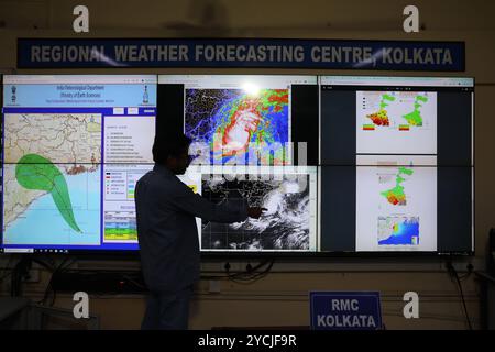 Zyklon Dana Alert in Kalkutta, Indien Ein Wissenschaftler der indischen Meteorologischen Abteilung IMD Earth System Science Organisation, zeigt Medienvertretern im Regionalbüro in Kalkutta, Indien, am 23. Oktober 2024 auf einen Abschnitt des Bildschirms, der die Position des Zyklons Dana zeigt. Das Regional Meteorological Centre Kolkata IMD hat prognostiziert, dass der Zyklon Dana in den nächsten drei Tagen starke Regenfälle in verschiedenen Bezirken in Odischa und Westbengalen bringen wird. Der Zyklon soll Anfang des 25. Oktober zwischen dem Nationalpark Bhitarkanika und dem Hafen von Dhamra in Odisha an Land gelangen. Stockfoto