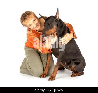 Frau, die hungrigen Hund mit rotem Kaviar füttert Stockfoto