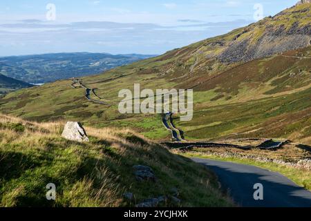 Eine steile Straße namens „The Struggle“, die Ambleside mit dem Kirkstone Pass im Lake District in Cumbria, England verbindet. Stockfoto