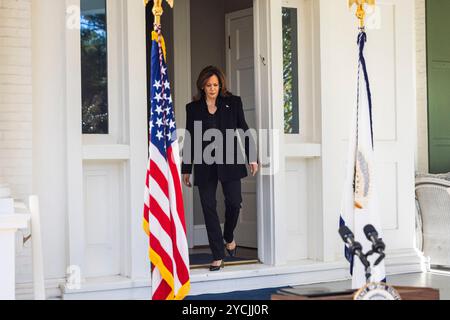 Washington, Usa. Oktober 2024. Vizepräsidentin und derzeitige Kandidatin für den demokratischen Präsidenten Kamala Harris bereitet sich darauf vor, über die jüngsten Aussagen von John Kelly, dem ehemaligen Stabschef von Präsident Trump, zu sprechen, wonach Trump wie ein „Faschist“ regieren würde, von Harris’ Residenz am Marinestützpunkt in Washington, DC, USA, 23. Oktober 2024. Umfragen zeigen einen verschärften Präsidentschaftswettlauf zwischen ihr und dem ehemaligen republikanischen Präsidenten Donald Trump. Quelle: Abaca Press/Alamy Live News Stockfoto