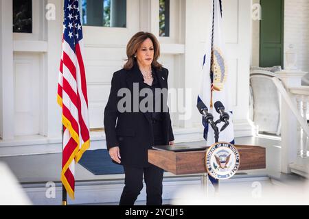 Washington, Usa. Oktober 2024. Vizepräsidentin und derzeitige Kandidatin für den demokratischen Präsidenten Kamala Harris bereitet sich darauf vor, über die jüngsten Aussagen von John Kelly, dem ehemaligen Stabschef von Präsident Trump, zu sprechen, wonach Trump wie ein „Faschist“ regieren würde, von Harris’ Residenz am Marinestützpunkt in Washington, DC, USA, 23. Oktober 2024. Umfragen zeigen einen verschärften Präsidentschaftswettlauf zwischen ihr und dem ehemaligen republikanischen Präsidenten Donald Trump. Quelle: Abaca Press/Alamy Live News Stockfoto