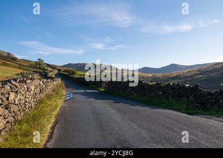 Eine steile Straße namens „The Struggle“, die Ambleside mit dem Kirkstone Pass im Lake District in Cumbria, England verbindet. Stockfoto