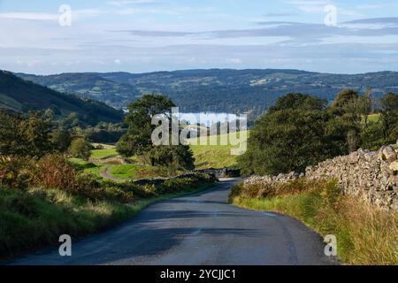 Eine steile Straße namens „The Struggle“, die Ambleside mit dem Kirkstone Pass im Lake District in Cumbria, England verbindet. Stockfoto