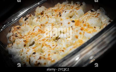 Gratin de Chou-fleur (Gratin de Chou-fleur) ist ein traditionelles französisches Gericht, das aus Bechamel und Käse zubereitet wird Stockfoto