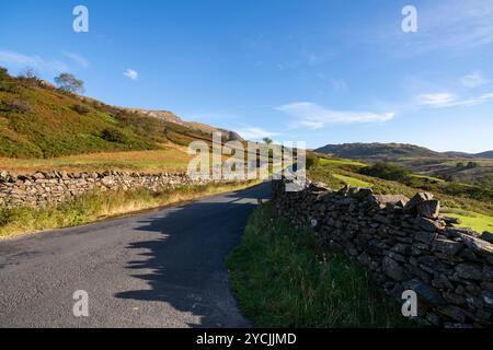 Eine steile Straße namens „The Struggle“, die Ambleside mit dem Kirkstone Pass im Lake District in Cumbria, England verbindet. Stockfoto