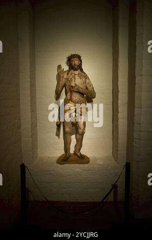 Flensburg, Schleswig-Holstein Innenaufnahme der Marienkirche oder Sankt-Marien-Kirche dänisch vor Frue Kirke. Hier: Geschnitzte Figur von Jesus Christus. Die Figur stellt den leidenden Christus mit Dornenkrone dar, eine traditionelle Darstellung der Passion Christi. Jesus trägt nur ein um die Hüften gewickeltes, goldenes Tuch und ist mit deutlichen Spuren von Blut bedeckt, was auf seine Kreuzigung hinweist. Die Kirche ist eine der Hauptkirchen der Stadt Flensburg. Die Gemeinde gehört zum Evangelisch-Lutherischen Kirchenkreis Schleswig-Flensburg in der Nordkirche. Vom Nordermarkt gelangt man z Stockfoto