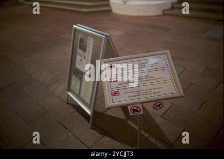 Flensburg, Schleswig-Holstein die Ausstellung der Traum von einem anderen Deutschland in der St. Marienkirche, Flensburg, beleuchtet die politische Lage der Weimarer Republik, den Aufstieg der NSDAP und das Dritte Reich mit besonderem Fokus auf die christlich geprägte Widerstandsgruppe Weiße Rose. Aufnahme vom 23.10.2024, Flensburg *** Flensburg, Schleswig Holstein die Ausstellung der Traum eines anderen Deutschlands in der St. Marys Kirche, Flensburg, beleuchtet die politische Situation in der Weimarer Republik, den Aufstieg der NSDAP und des Dritten Reiches mit besonderem Fokus auf den christlichen Widerstand Stockfoto