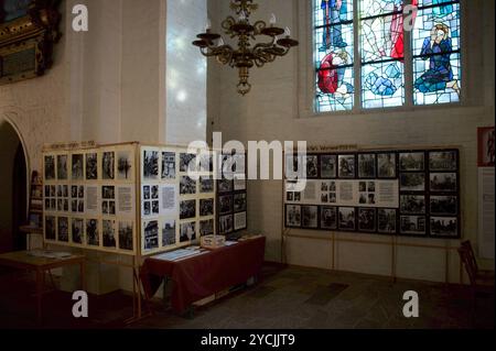 Flensburg, Schleswig-Holstein die Ausstellung der Traum von einem anderen Deutschland in der St. Marienkirche, Flensburg, beleuchtet die politische Lage der Weimarer Republik, den Aufstieg der NSDAP und das Dritte Reich mit besonderem Fokus auf die christlich geprägte Widerstandsgruppe Weiße Rose. Aufnahme vom 23.10.2024, Flensburg *** Flensburg, Schleswig Holstein die Ausstellung der Traum eines anderen Deutschlands in der St. Marys Kirche, Flensburg, beleuchtet die politische Situation in der Weimarer Republik, den Aufstieg der NSDAP und des Dritten Reiches mit besonderem Fokus auf den christlichen Widerstand Stockfoto