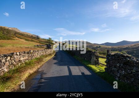 Eine steile Straße namens „The Struggle“, die Ambleside mit dem Kirkstone Pass im Lake District in Cumbria, England verbindet. Stockfoto