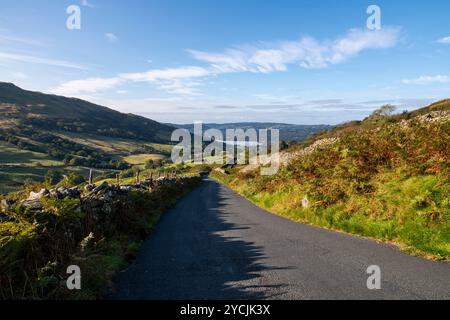 Eine steile Straße namens „The Struggle“, die Ambleside mit dem Kirkstone Pass im Lake District in Cumbria, England verbindet. Stockfoto