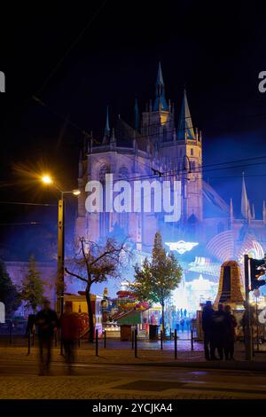 Der Domplatz in Erfurt wird von Fahrgeschäften während des Oktoberfestes mit dem Dom im Hintergrund hell beleuchtet Stockfoto