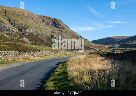 Eine steile Straße namens „The Struggle“, die Ambleside mit dem Kirkstone Pass im Lake District in Cumbria, England verbindet. Stockfoto