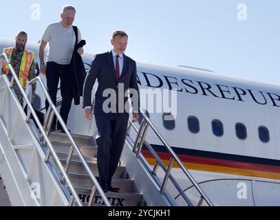 Washington, USA. Oktober 2024. Bundesfinanzminister Christian Lindner (r, FDP) trifft am Flughafen Dulles ein. Quelle: Soeren Stache/dpa/Alamy Live News Stockfoto