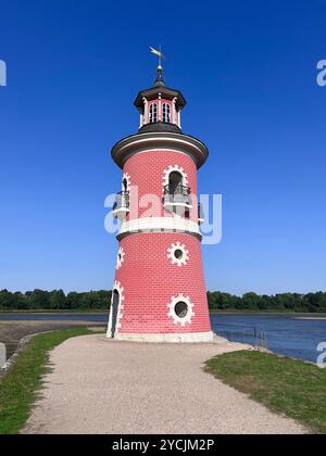 Leuchtturm am See bei Schloss Moritzburg in Sachsen Stockfoto