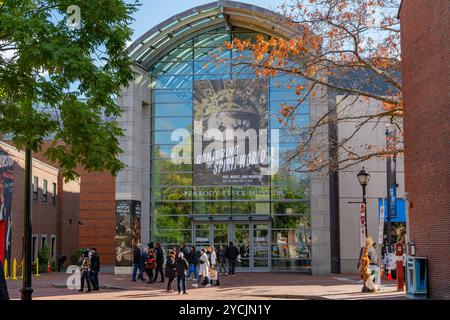 Salem, MA, USA-21. Oktober 2024: People Walking by the Peabody Essex Museum während der jährlichen Halloween Haunted Happenings Veranstaltung im Oktober. Stockfoto