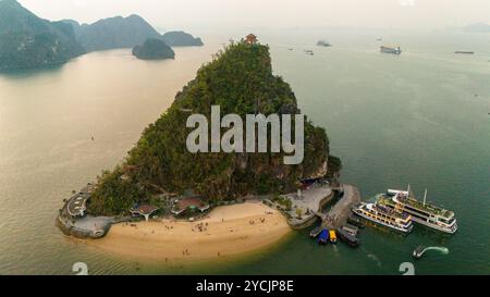 Die Halong-Bucht ist ein UNESCO-Weltkulturerbe und beliebtes Reiseziel Vietnam. Kreuzfahrtschiffe Stockfoto