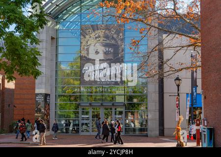 Salem, MA, USA-21. Oktober 2024: People Walking by the Peabody Essex Museum während der jährlichen Halloween Haunted Happenings Veranstaltung im Oktober. Stockfoto