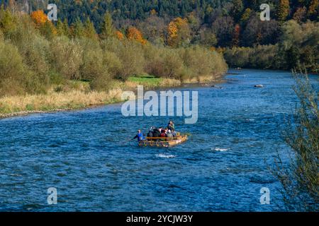 Blick auf traditionelle Boote auf dem farbigen Dunajec Fluss in Stromowce Nizne Polen 10 17 2024 Stockfoto