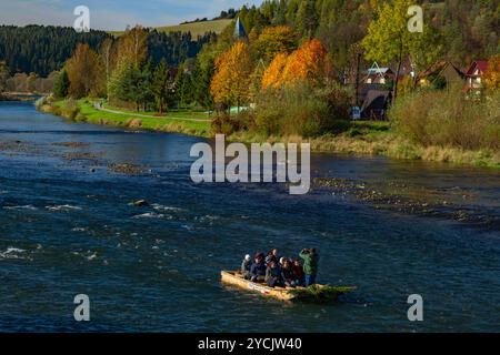 Blick auf traditionelle Boote auf dem farbigen Dunajec Fluss in Stromowce Nizne Polen 10 17 2024 Stockfoto