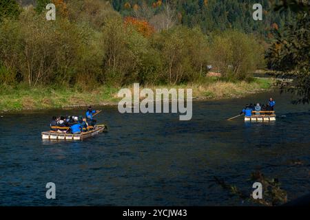 Blick auf traditionelle Boote auf dem farbigen Dunajec Fluss in Stromowce Nizne Polen 10 17 2024 Stockfoto