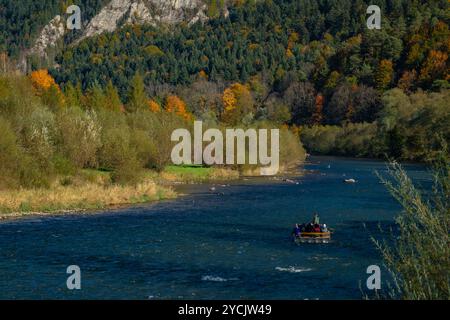 Blick auf traditionelle Boote auf dem farbigen Dunajec Fluss in Stromowce Nizne Polen 10 17 2024 Stockfoto