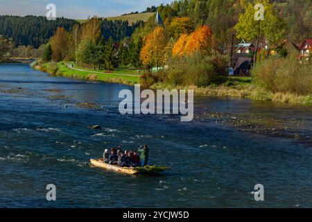 Blick auf traditionelle Boote auf dem farbigen Dunajec Fluss in Stromowce Nizne Polen 10 17 2024 Stockfoto