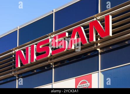 SAMARA, RUSSLAND - 24. NOVEMBER: Das Emblem Nissan auf blauem Himmel Hintergrund, 24. November 2013 in Samara, Russland. Nissan ist ein japanischer multinationaler automa Stockfoto