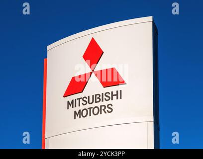 SAMARA, RUSSLAND - 24. NOVEMBER: Das Emblem Mitsubishi, 24. November 2013 in Samara, Russland. Mitsubishi Motors Corporation ist ein multinationaler Automobilhersteller Stockfoto