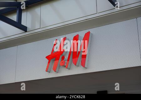 Logo der Marke H&M Fashion. Schild des Bekleidungsgeschäfts in der High Street - Salisbury UK 17. Oktober 2024 Stockfoto