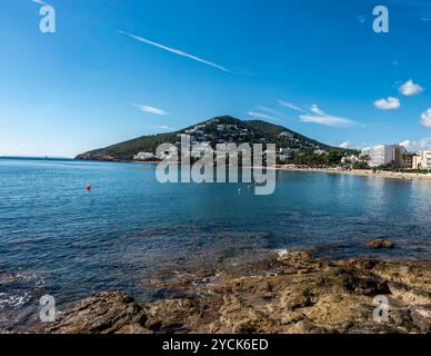 Blick auf die Küste und die Stadt Santa Eulària des Riu auf Ibiza, Spanien. Stockfoto