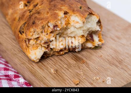 weißen Scheiben hausgemachtes Baguette mit getrockneten Tomaten und Kräutern Stockfoto