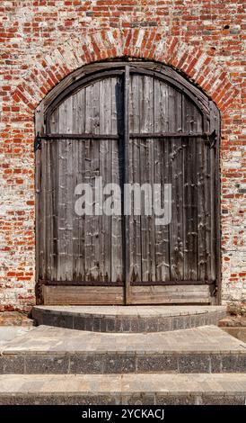 Alten verwitterten Holztor der alten Kirche Stockfoto