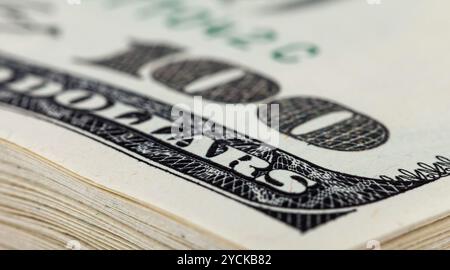 Stapel von zehntausend Dollar Haufen von hundert-Dollar-Scheine. Fragment Stockfoto