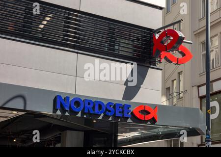 WIEN, ÖSTERREICH - 28. JULI 2021: Banner der Restaurantkette Nordsee, die Fastfood für Fisch und Meeresfrüchte verkauft Stockfoto