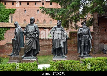 Statuen der großen Meister des Deutschen Ordens im Innenhof der Festung Mittelburg der mittelalterlichen Deutschen Burg in Malbork, Polen. Stockfoto