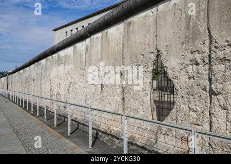 Blick auf einen Teil der Berliner Mauer, in der Nähe des Museums Topographie des Terrors auf der ehemaligen Gestapo-Stätte, Berlin, Deutschland Stockfoto