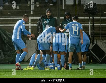 Die Münchner bejubeln mit Maximilian Wolfram (TSV 1860 München, #30) dessen Tor zum 2:1. GER, TSV 1860 München gegen VfL Osnabrück, Fussball, 3. Bundesliga, 11. Spieltag, Saison 2024/2025, 23.10.2024. (DIE DFL-DFB-VORSCHRIFTEN VERBIETEN DIE VERWENDUNG VON FOTOS ALS BILDSEQUENZEN UND/ODER QUASI-VIDEO). Foto: Eibner-Pressefoto/Heike Feiner Stockfoto