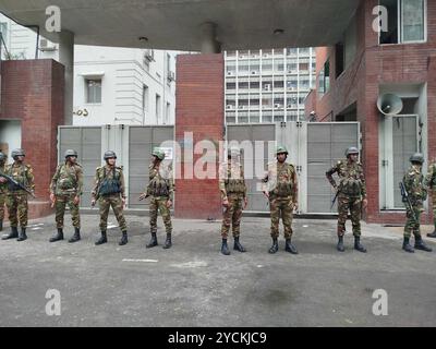 Dhaka, Bangladesch. Oktober 2024. Die Bangladesche Armeegarde, als Studenten in das Sekretariatsgebäude eintraten und die Freigabe des SSC und das Äquivalent für eine erneute Veröffentlichung der Prüfungsergebnisse in Dhaka forderten. (Kreditbild: © MD Mehedi Hasan/ZUMA Press Wire) NUR REDAKTIONELLE VERWENDUNG! Nicht für kommerzielle ZWECKE! Stockfoto