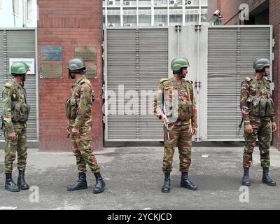 Dhaka, Bangladesch. Oktober 2024. Die Bangladesche Armeegarde, als Studenten in das Sekretariatsgebäude eintraten und die Freigabe des SSC und das Äquivalent für eine erneute Veröffentlichung der Prüfungsergebnisse in Dhaka forderten. (Kreditbild: © MD Mehedi Hasan/ZUMA Press Wire) NUR REDAKTIONELLE VERWENDUNG! Nicht für kommerzielle ZWECKE! Stockfoto