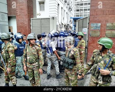 Dhaka, Bangladesch. Oktober 2024. Die Bangladesche Armeegarde, als Studenten in das Sekretariatsgebäude eintraten und die Freigabe des SSC und das Äquivalent für eine erneute Veröffentlichung der Prüfungsergebnisse in Dhaka forderten. (Kreditbild: © MD Mehedi Hasan/ZUMA Press Wire) NUR REDAKTIONELLE VERWENDUNG! Nicht für kommerzielle ZWECKE! Stockfoto