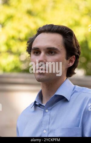 Austin Texas USA, 22. Oktober 2024: DAVID HOGG spricht mit Studenten in der West Mall an der University of Texas at Austin während eines Get-out-the-Vote-Events. Hogg, 24 Jahre alt, Gründer von March for Our Lives, war ein 17-jähriger Schüler an der Marjory Stoneman Douglas High School in Parkland, FL, als ein bewaffneter am 14. Februar 2018 17 seiner Klassenkameraden tötete. ©Bob Daemmrich Stockfoto