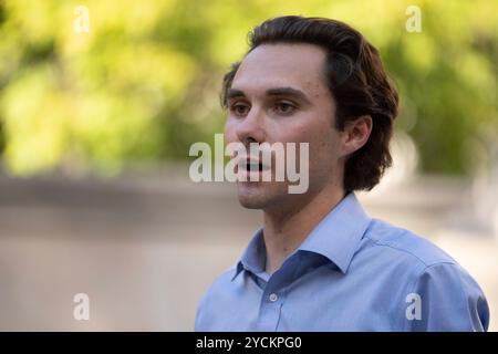 Austin Texas USA, 22. Oktober 2024: DAVID HOGG spricht mit Studenten in der West Mall an der University of Texas at Austin während eines Get-out-the-Vote-Events. Hogg, 24 Jahre alt, Gründer von March for Our Lives, war ein 17-jähriger Schüler an der Marjory Stoneman Douglas High School in Parkland, FL, als ein bewaffneter am 14. Februar 2018 17 seiner Klassenkameraden tötete. ©Bob Daemmrich Stockfoto